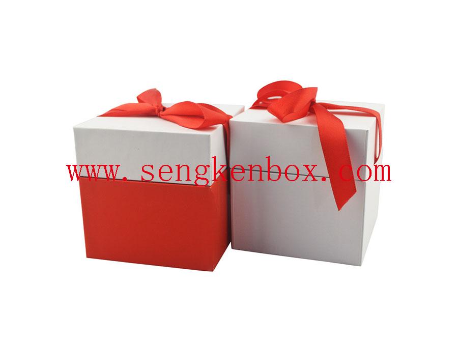 Caixa de presente de papel com laço vermelho