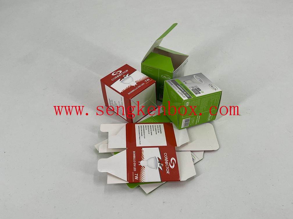 Caixa de cartão branca com etiqueta